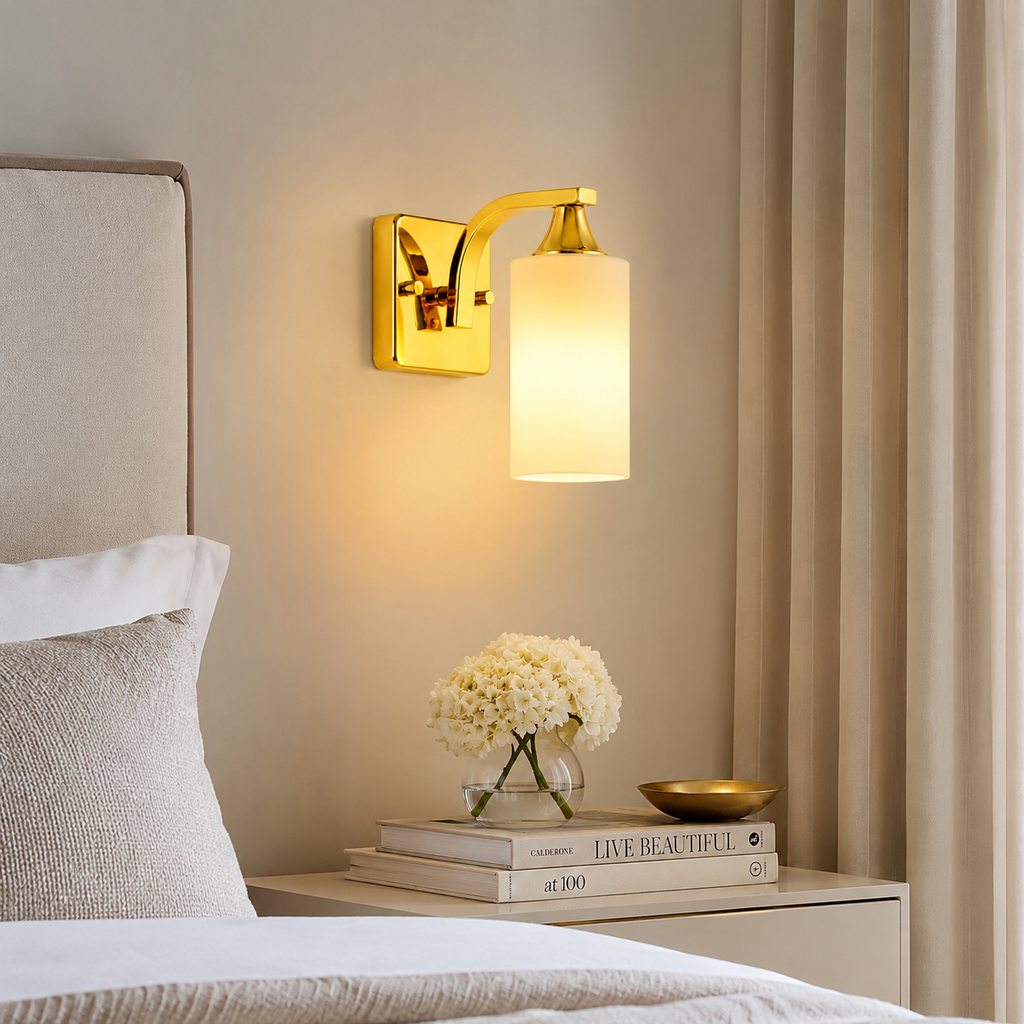 Aplique de Pared Dorado con Tulipa de Vidrio Opal – Estilo Moderno Elegante
