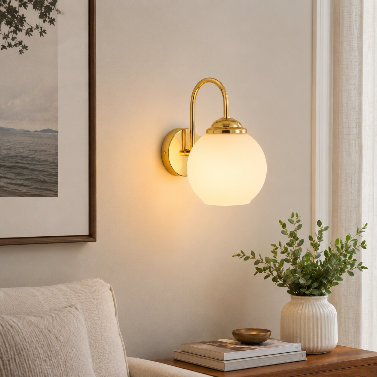Aplique de Pared Dorado con Globo de Vidrio Opal – Estilo Moderno Vintage
