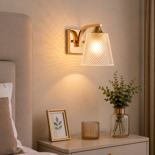 Aplique de Pared Dorado con Pantalla de Vidrio Tallado – Estilo Moderno Elegante