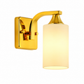 Aplique de Pared Dorado con Tulipa de Vidrio Opal – Estilo Moderno Elegante