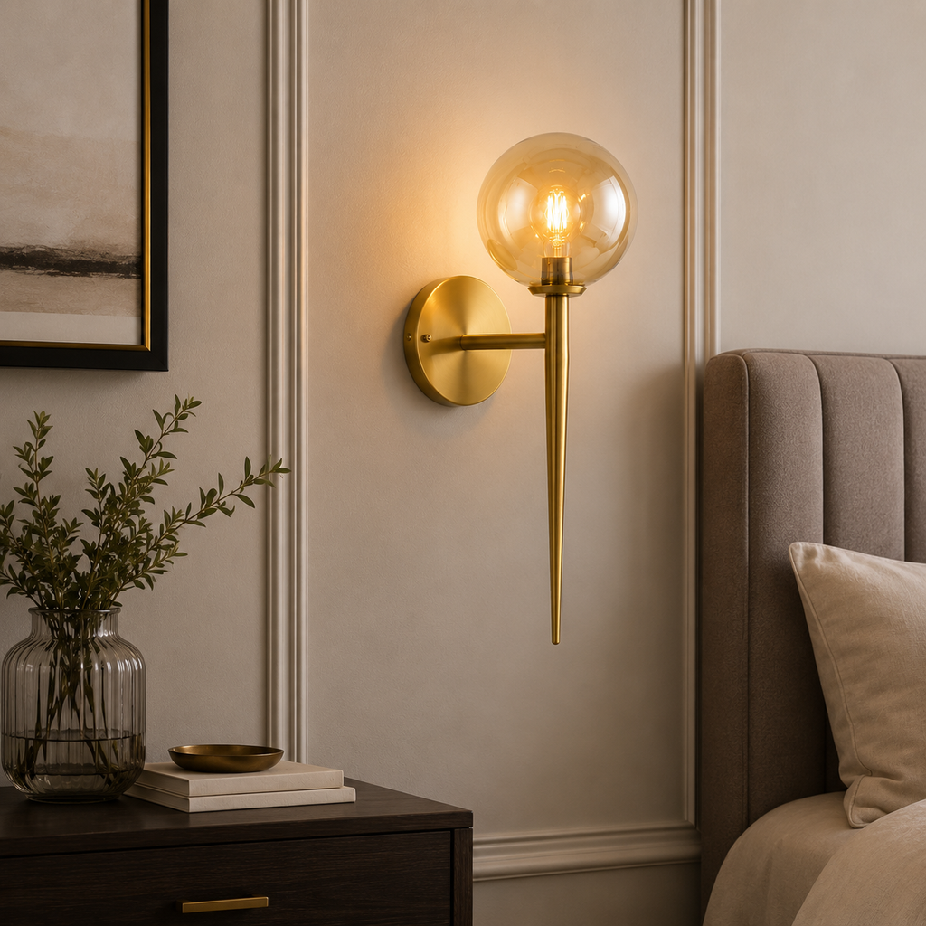 Aplique de Pared Dorado con Globo de Vidrio Ámbar – Estilo Moderno Vintage
