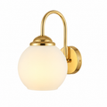 Aplique de Pared Dorado con Globo de Vidrio Opal – Estilo Moderno Vintage